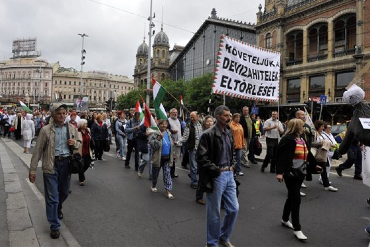 Devizahitelek - A Képviselői Irodaházhoz vonultak a tüntetők