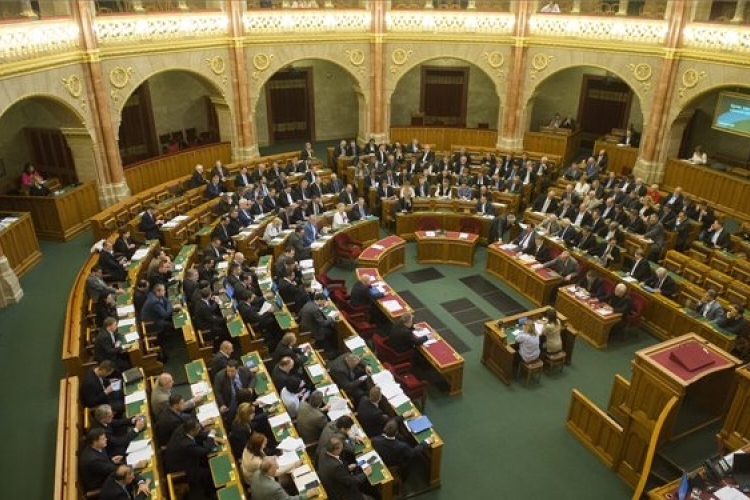 Megszűnik a veszélyhelyzet, elfogadta a parlament a törvényt