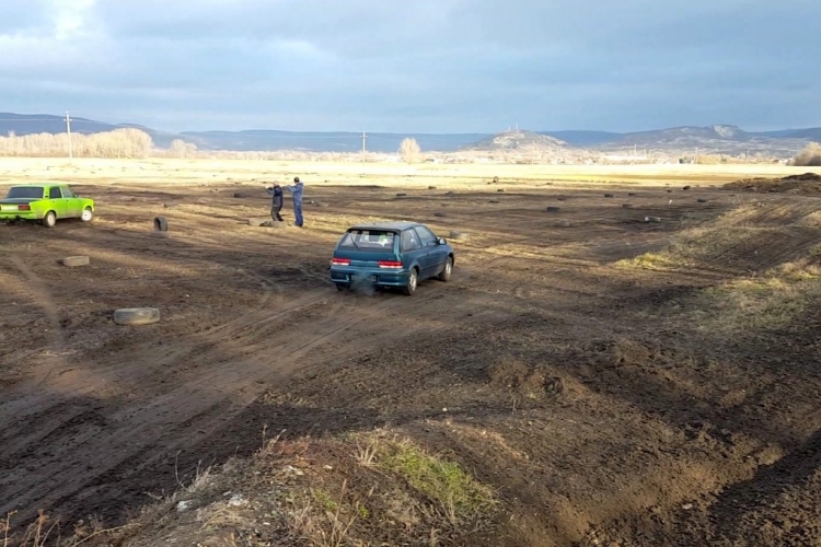 Amatőr rally, földúton, esőnap, januárban.....