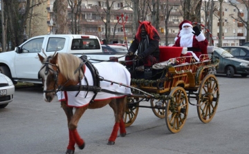 A Mikulás is ellátogatott a dombóvári második adventi gyertyagyújtásra