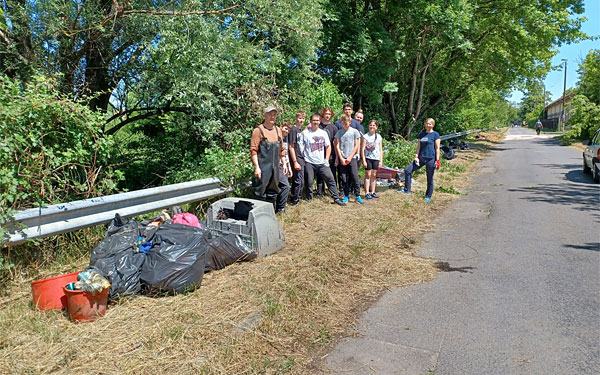 Önkéntesek tisztították meg egy dombóvári utca környékét