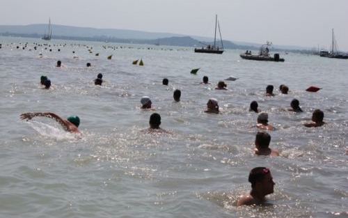 Egy héttel elhalasztják a 32. Balaton-átúszást