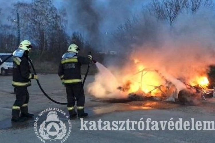 Teljesen kiégett egy versenyautó Pécsen